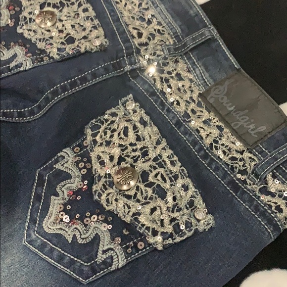 Soundgirl - Picture 2 of 6